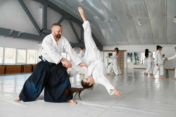 En quoi l'entraînement en Aikido peut-il bénéficier aux thérapeutes physiques dans leur pratique clinique?